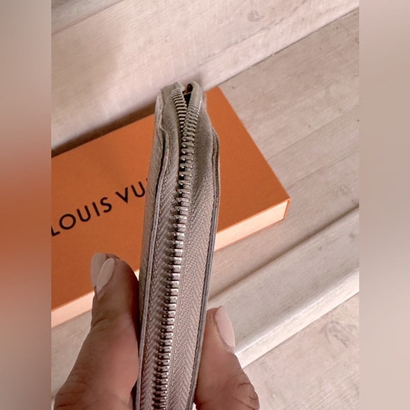 Louis Vuitton Zippy Epi Wallet Comes with LV Box - Picture 14 of 16